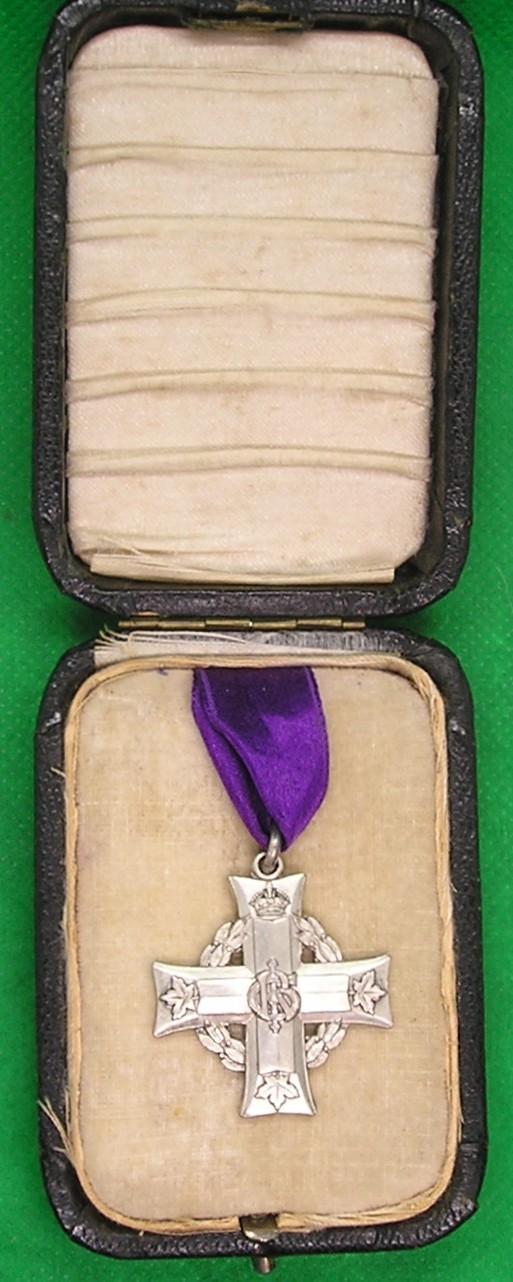 MINT CASED WW1 CANADIAN MEMORIAL CROSS, OFFICER 8th CANADIAN INFANTRY, K.I.A F&F 22-5-1915 & M.I.D A MONTH AFTER HIS DEATH 22-6-1915