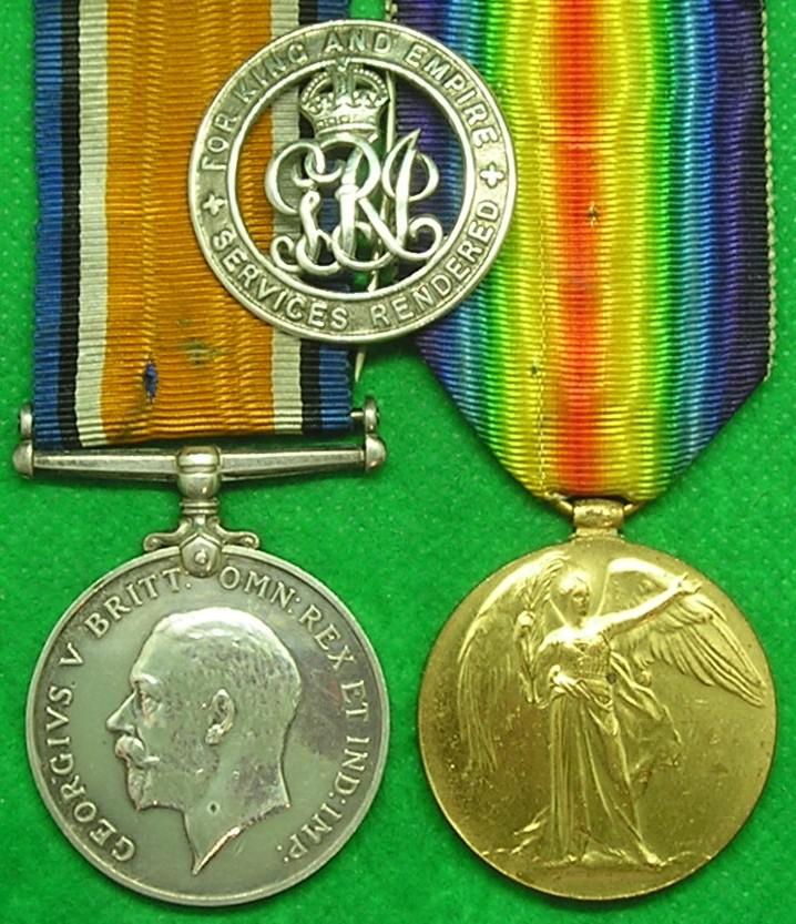 WW1 PAIR WITH ORIGINAL SILVER WAR BADGE, MACHINE GUN CORPS FROM OLDHAM