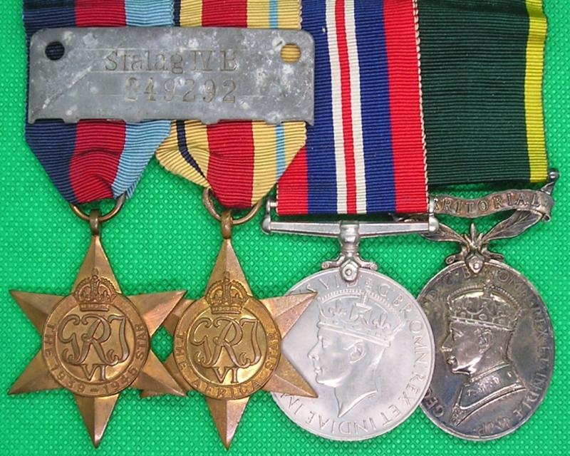 WW2 WESTERN DESERT PRISONER OF WAR GROUP, 9th DURHAM LIGHT INFANTRY, FROM TOW LAW